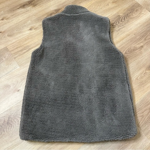 JANICE Grey Faux Fur Full Zip Vest OS - Picture 2 of 7